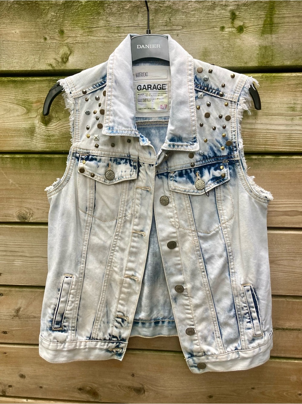 Retro Denim Vest in Light Acid Wash, Raw-edge Sleeves & Studded Shoulders